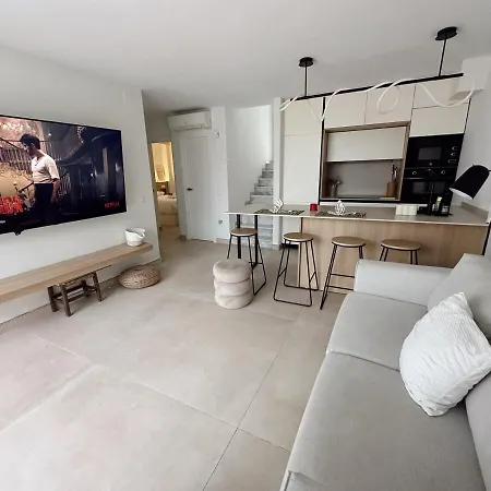 Hideaway Bbq, Pool & Walking Distance Beaches شقة *