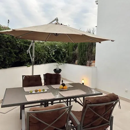 Hideaway Bbq, Pool & Walking Distance Beaches Apartman